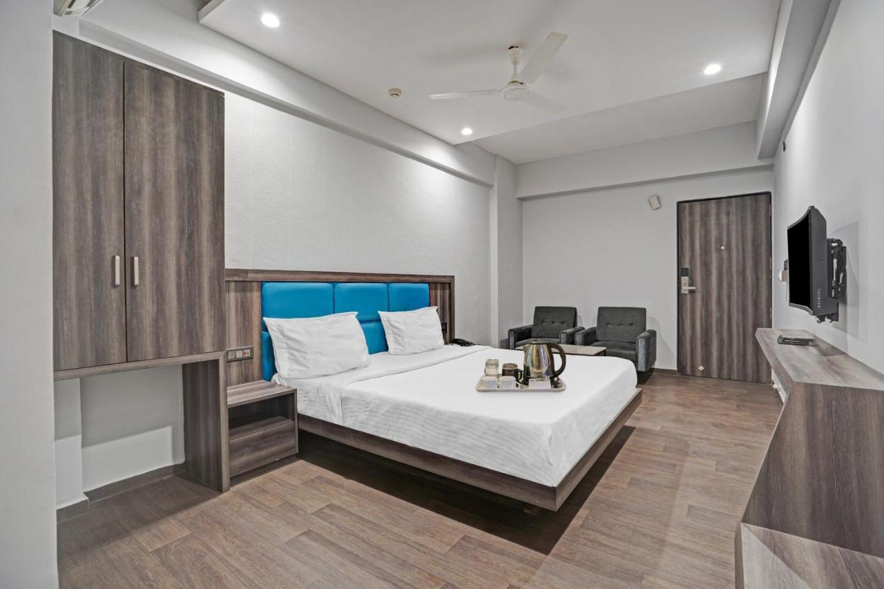 Super Oyo Townhouse 639 Hotel Citadel 2 Surat Exterior foto