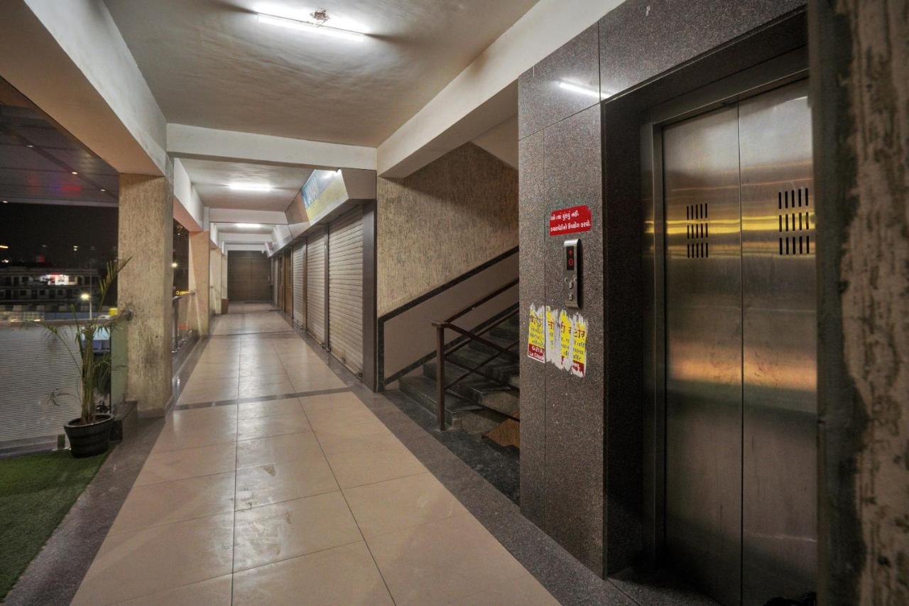 Super Oyo Townhouse 639 Hotel Citadel 2 Surat Exterior foto
